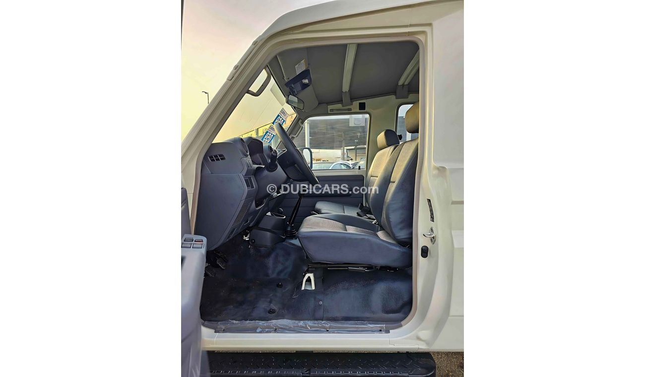 تويوتا لاند كروزر هارد توب LC78 / V6 / 4.2L DIESEL / M/T / POWER WINDOWS WITH LEATHER (CODE # 68036)