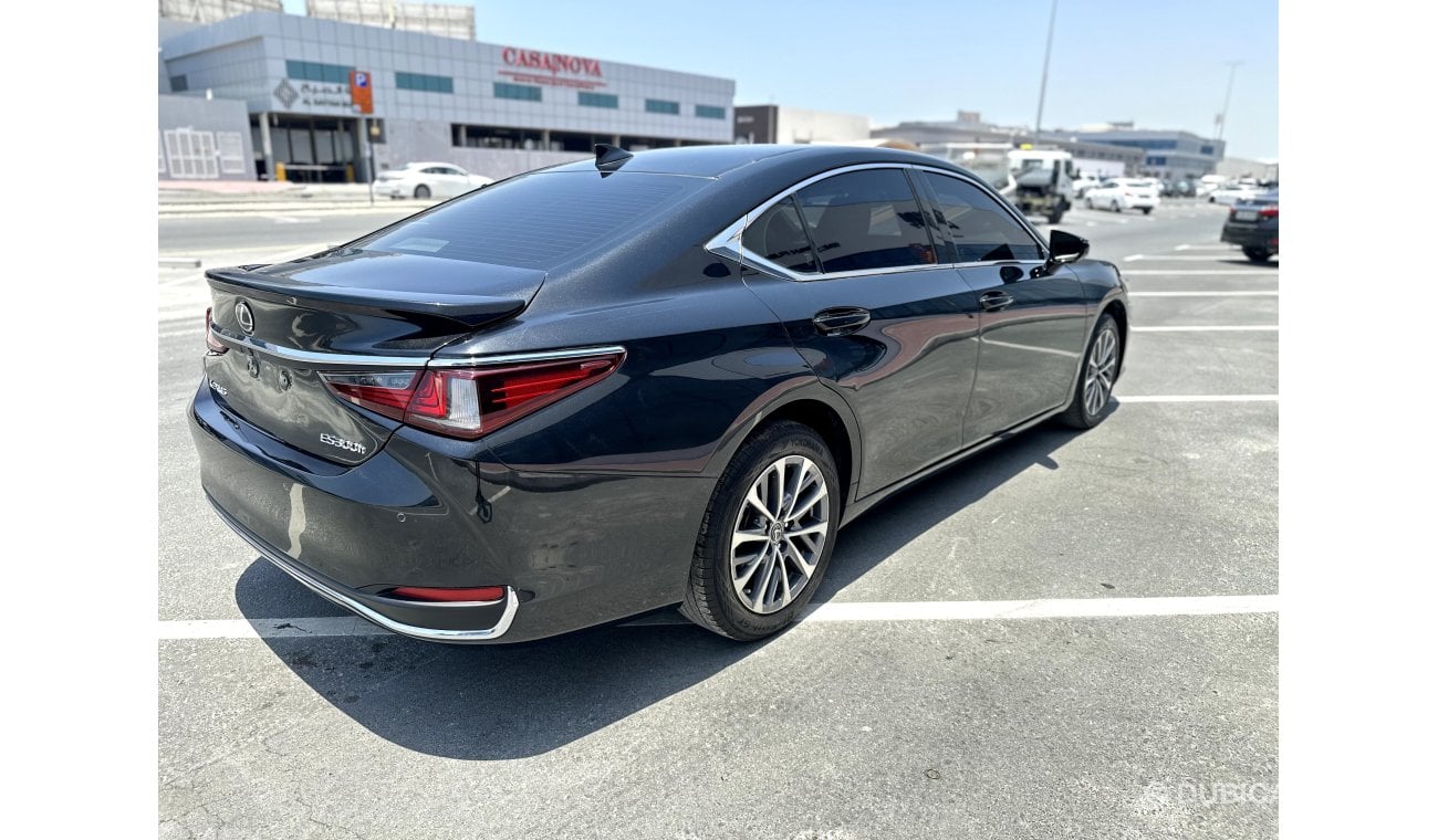 Lexus ES300h Hybrid Plus 2.5L (214 HP)