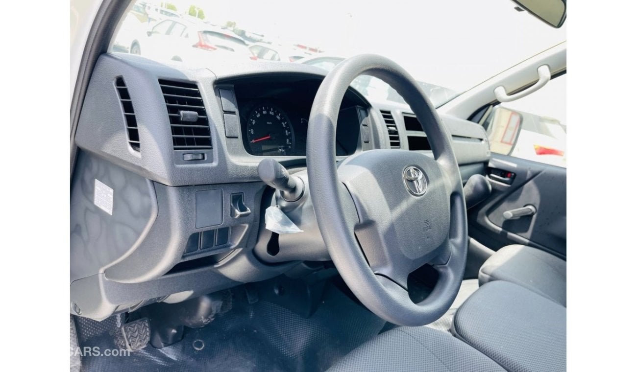 تويوتا هاياس Toyota Hiace 2.5l glass van, M/T, 2023 MY