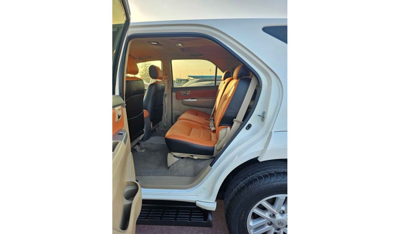 Toyota Fortuner SR5 PREMIUM / V4 /  LEATHER SEATS // MID OPTION // 4WD (LOT # 38175)