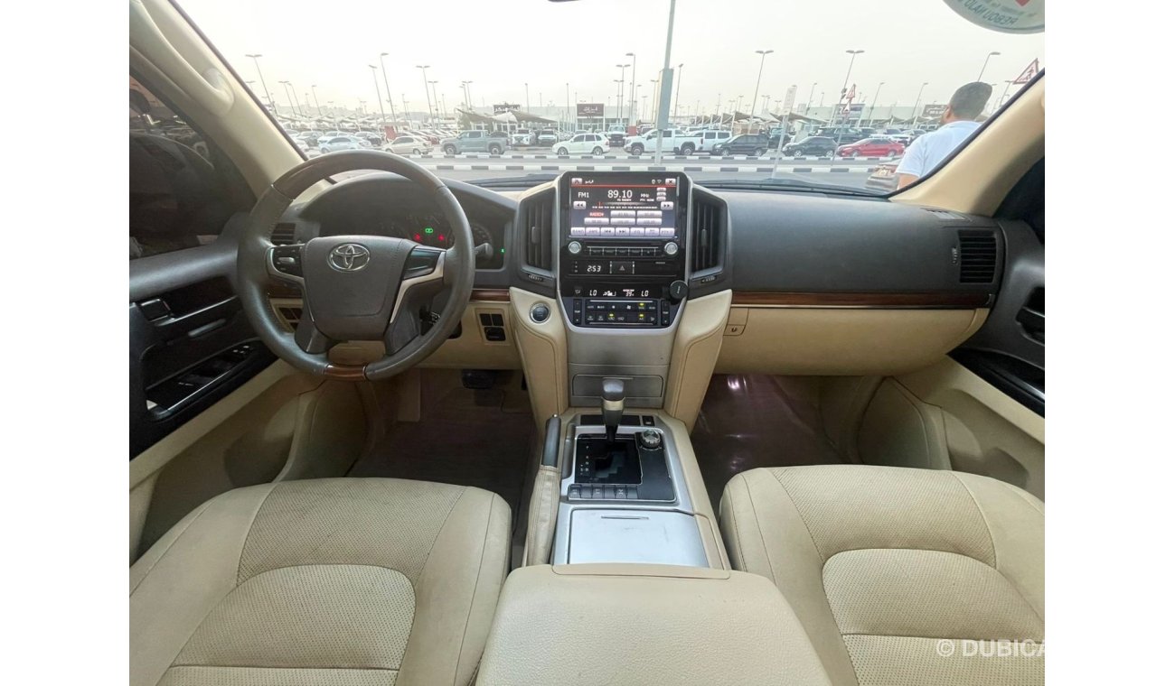 تويوتا لاند كروزر 2016 Toyota Land Cruiser GXR (J200), 5dr SUV, 4.6L 8cyl Petrol, Automatic, Four Wheel Drive. clean c