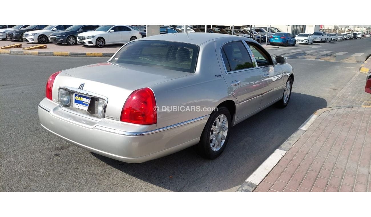 Lincoln Town Car veary clean car