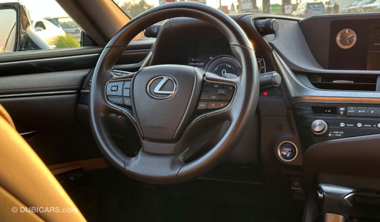 Lexus ES300h 2.5L Hybrid 4 Cylinders Full Service History 2021 GCC