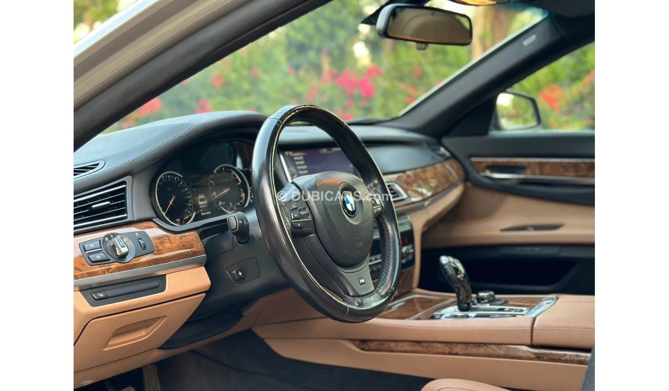 بي أم دبليو 750Li UAE Edition 4.4L - 2014 - GCC Specs - V8 - twin-turbo - 445 horsepower - Perfect Condition