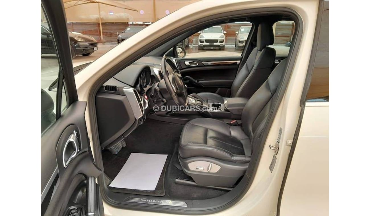 بورش كايان PORSCHE CAYENNE S 4.8L 2011 WITH SUNROOF, AERO BODY KIT, LEATHER SEATS, T.V NAVIGATION AND MUCH MORE