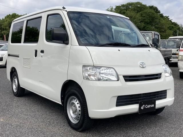 Toyota Lite Ace exterior - Front Right Angled