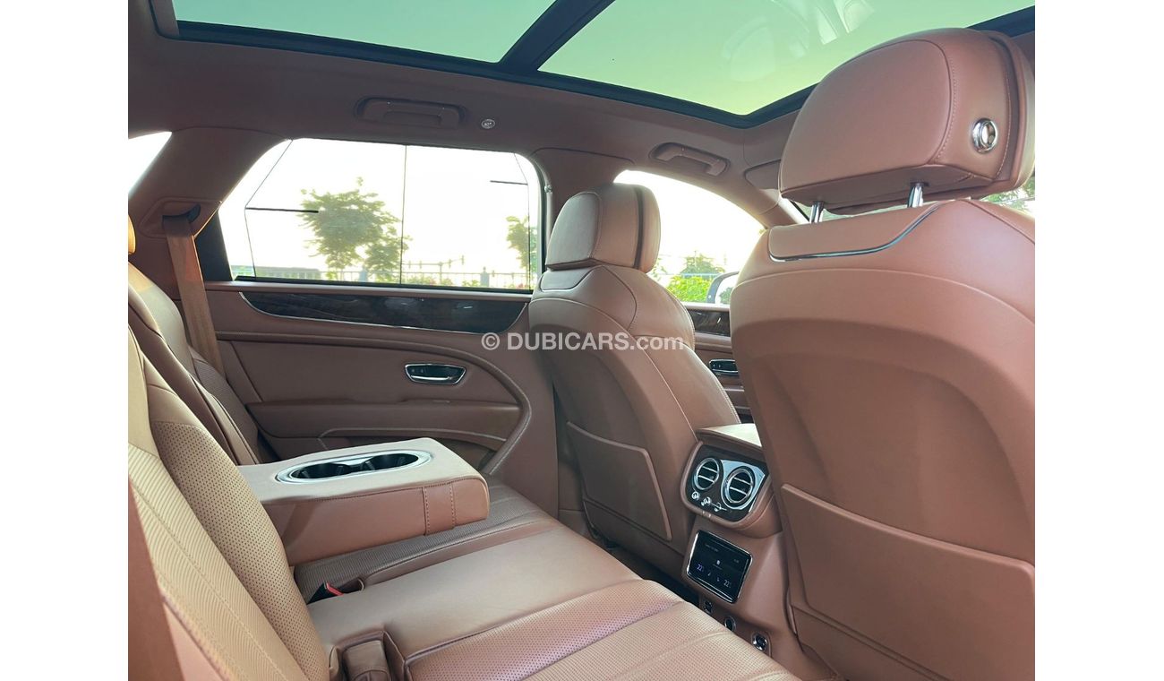 Bentley Bentayga Signature Very clean title , no accident , spiceal order color , under warranty , gcc