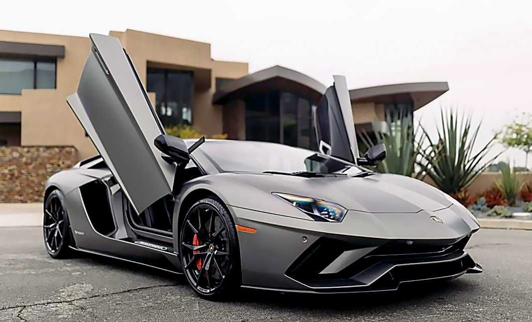 Lamborghini Aventador exterior - Front Right Angled