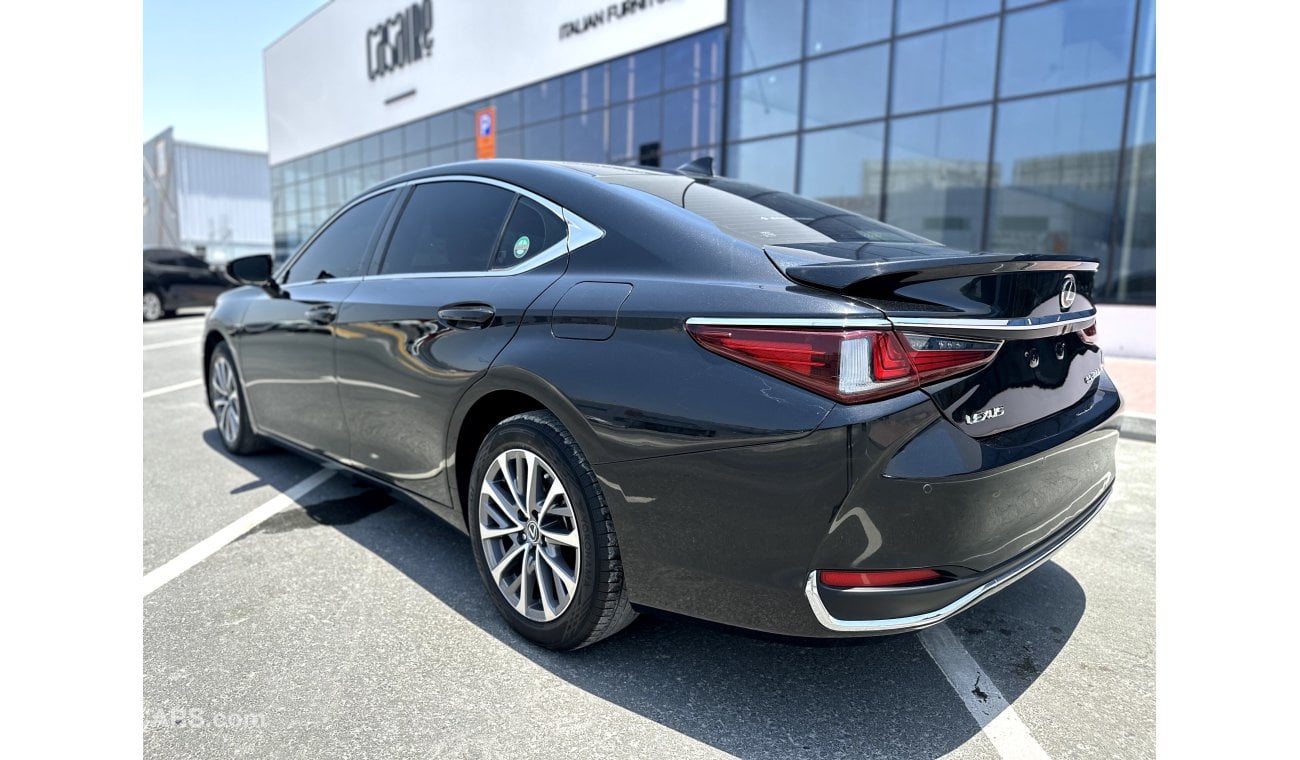 Lexus ES300h Hybrid Plus 2.5L (214 HP)