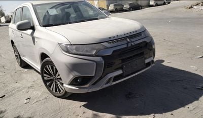 Mitsubishi Outlander 2.0L 5 SEATERS