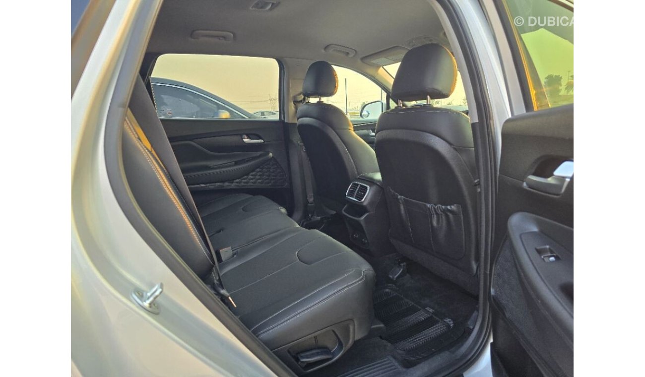 Hyundai Santa Fe 2019 Model 4x4 , leather seats and Rear camera
