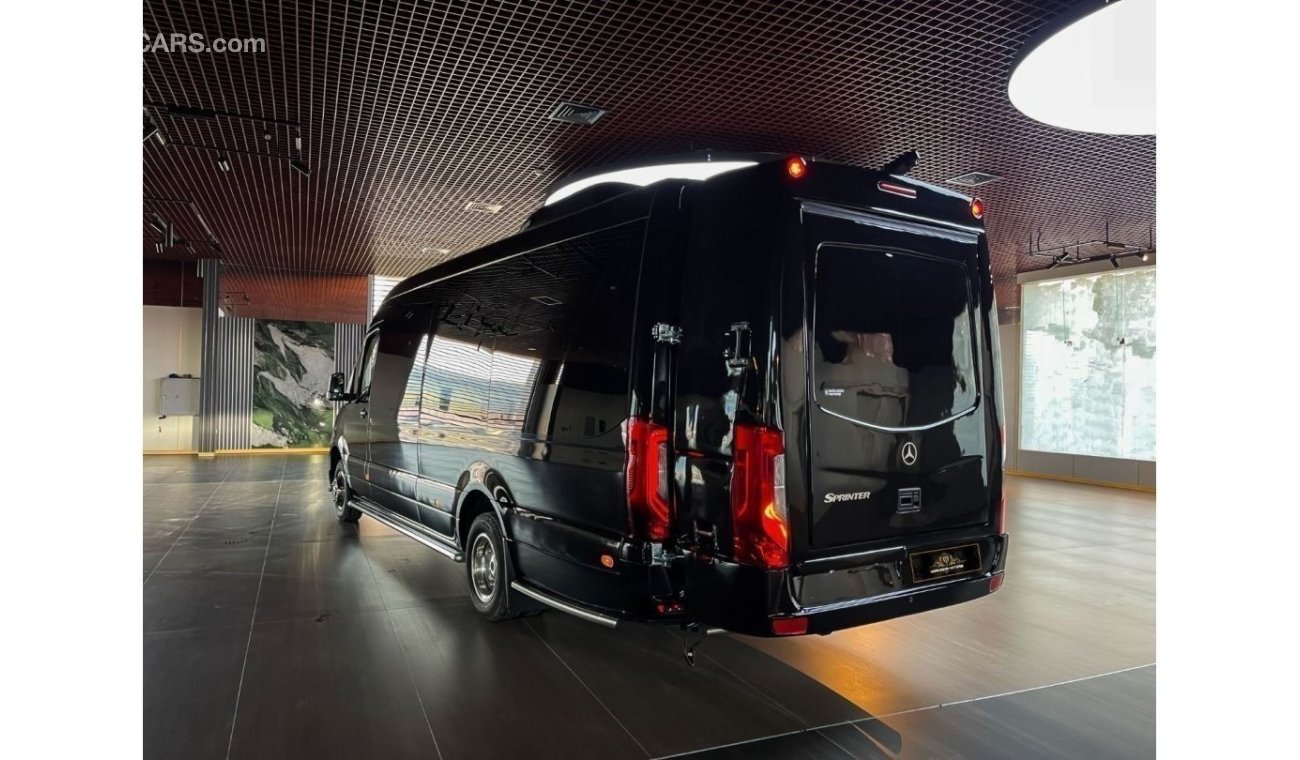 Mercedes-Benz Sprinter 8,216 PM I 519 CDI I Wooden Floor I 18 Seater