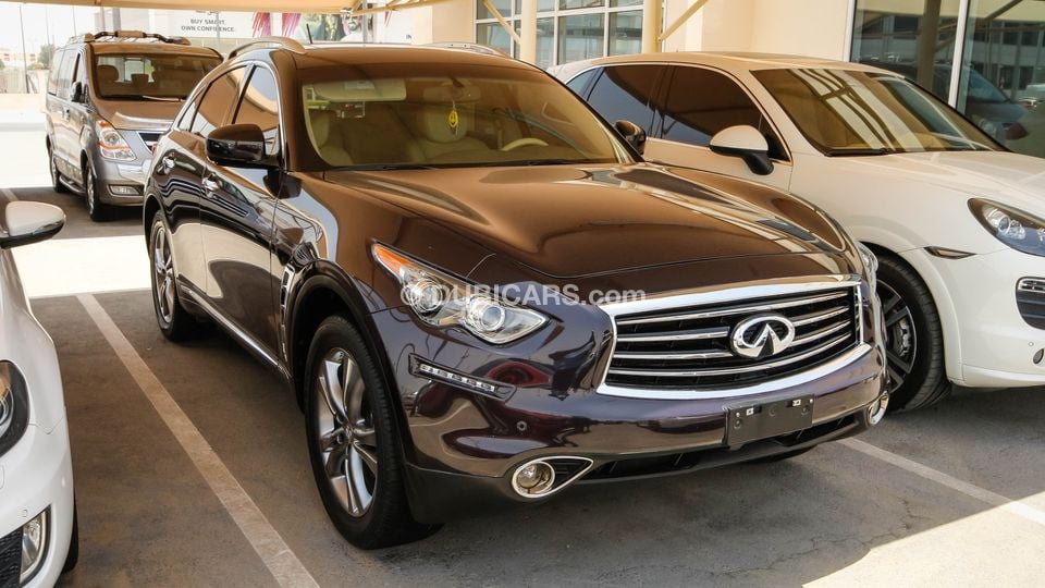 Infiniti FX35 for sale: AED 75,000. Brown, 2013