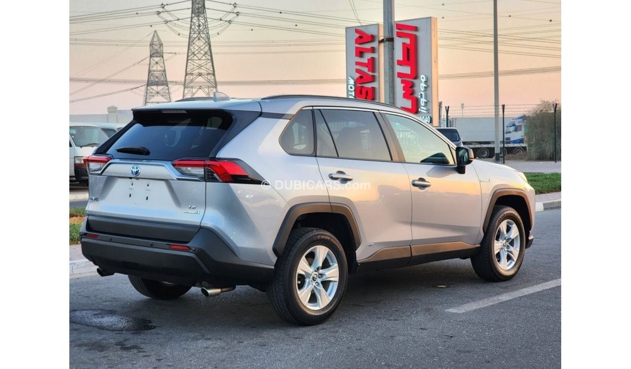 Toyota RAV4 LE Toyota RAV4 Hybrid 2021