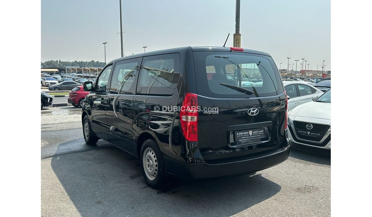 Hyundai H-1 Base ACCIDENTS FREE - GCC - ENGINE 2400 CC - 9 SEATER - PERFECT CONDITION INSIDE OUT