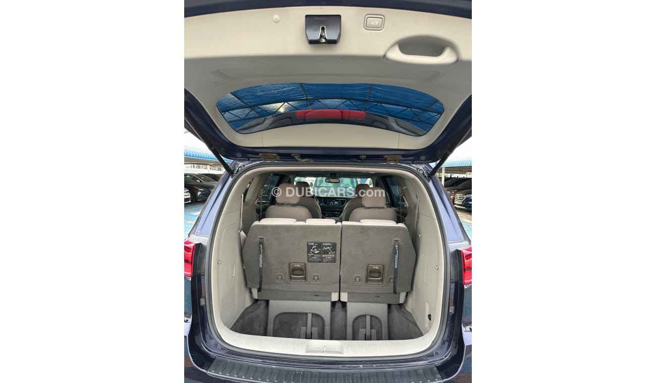 Kia Sedona car in perfect condition Kia sedona 2020 with engine capacity 3.3 car requires investment. in LX tri