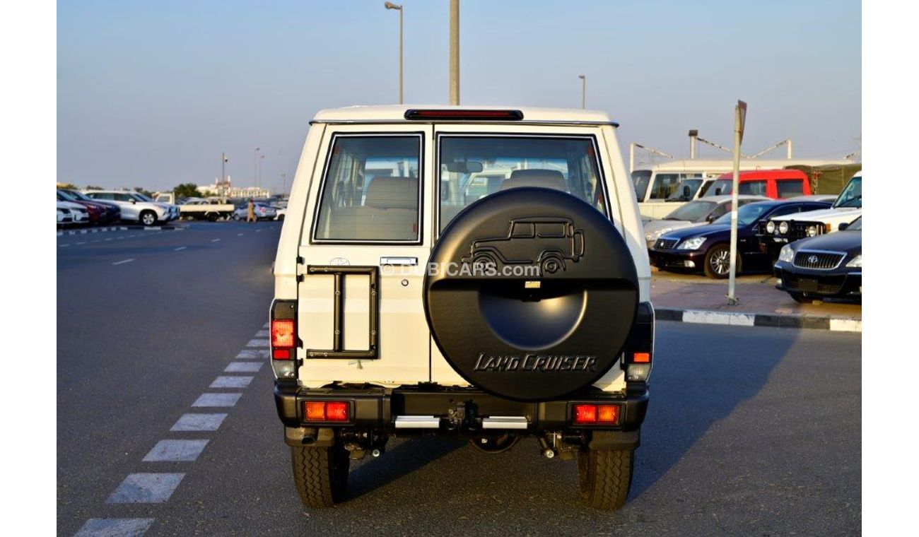 تويوتا لاند كروزر هارد توب 71 DLX V6 4.0L 4WD 5-Seater Automatic