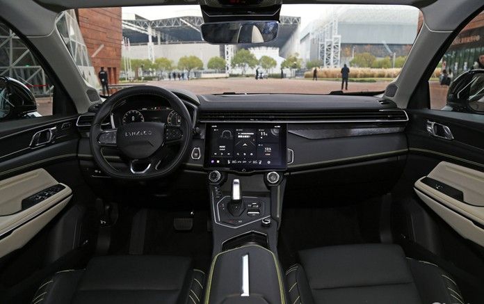 Lynk & Co 05 interior - Cockpit