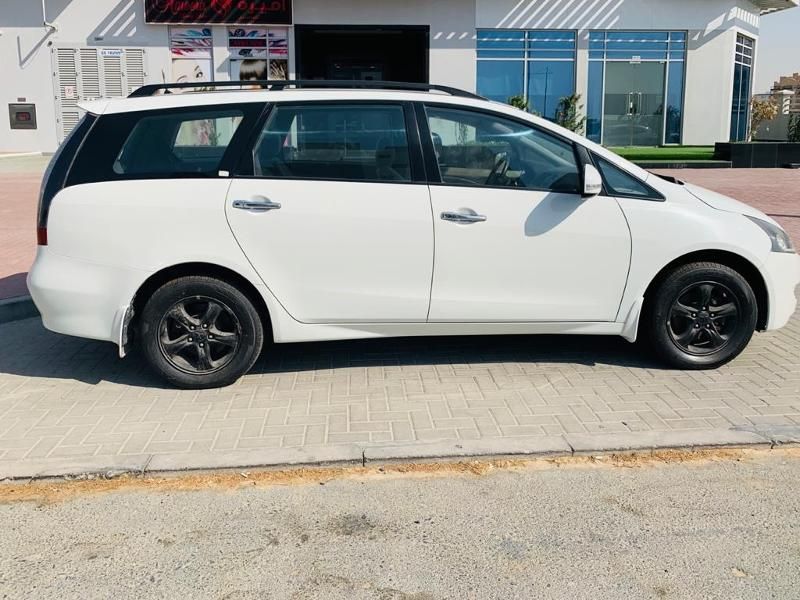 Mitsubishi Grandis exterior - Side Profile