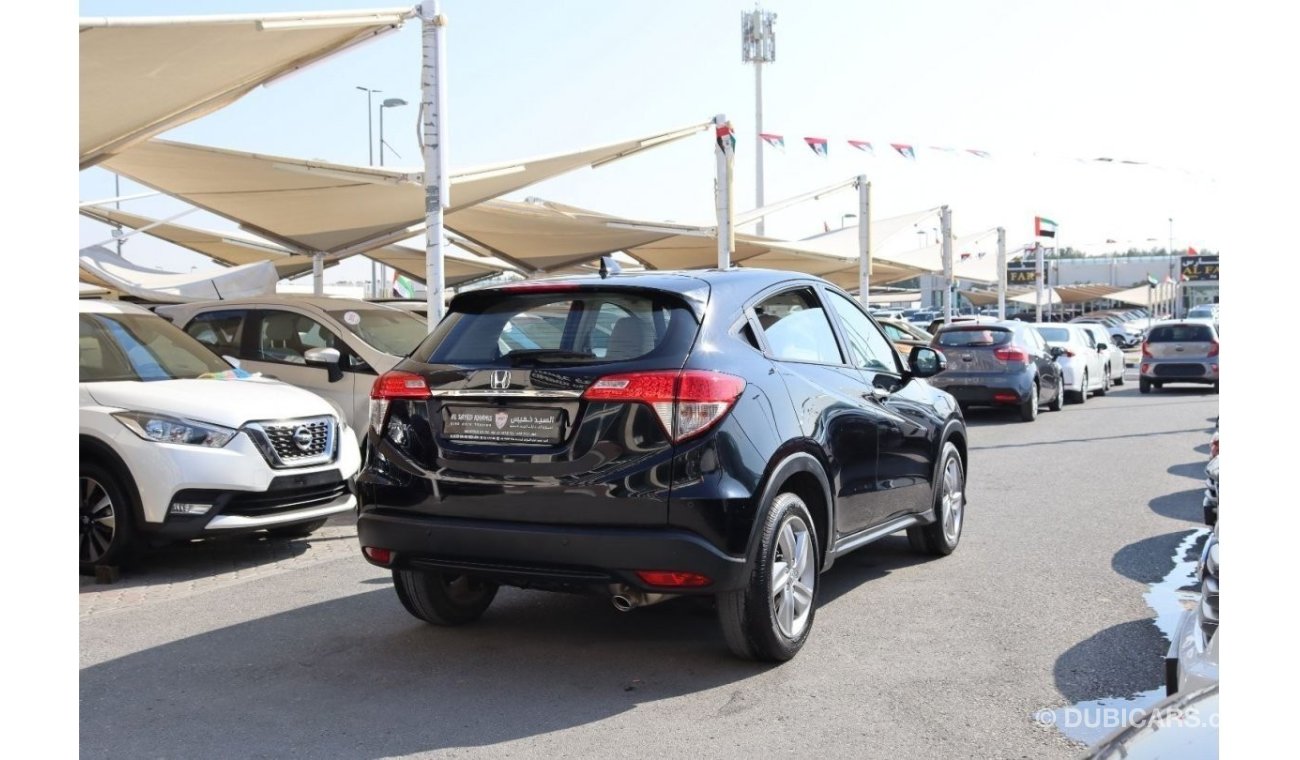 Honda HRV EX ACCIDENTS FREE - ORIGINAL PAINT - GCC - PERFECT CONDTION INSIDE OUT - MID OPTION