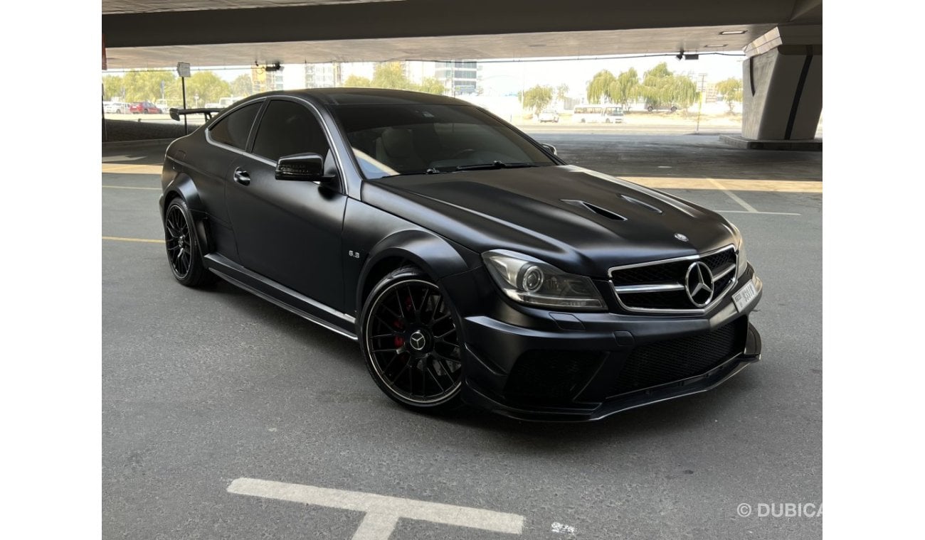 مرسيدس بنز C 63 كوبيه Black Series look