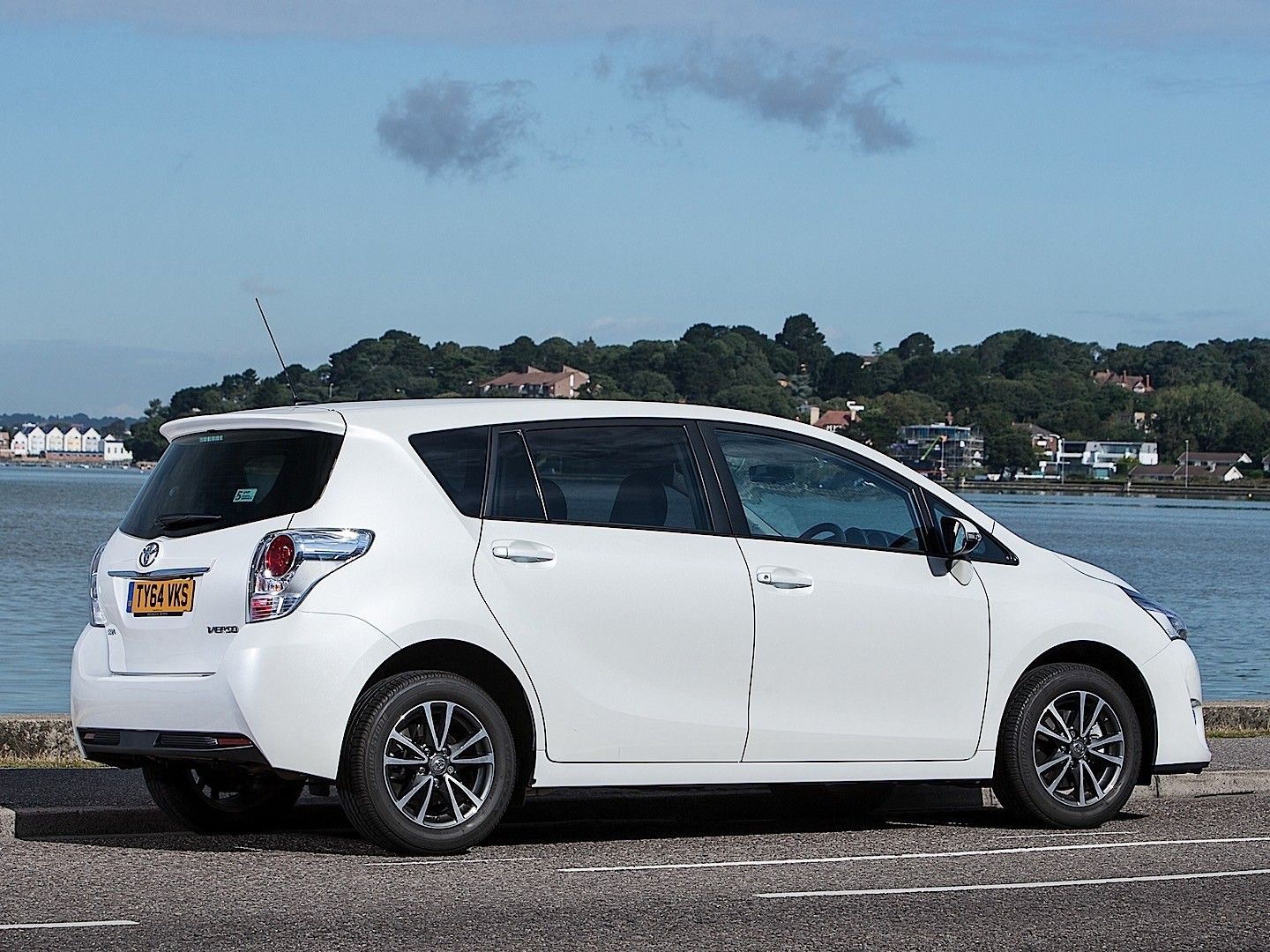 Toyota Verso exterior - Rear Left Angled