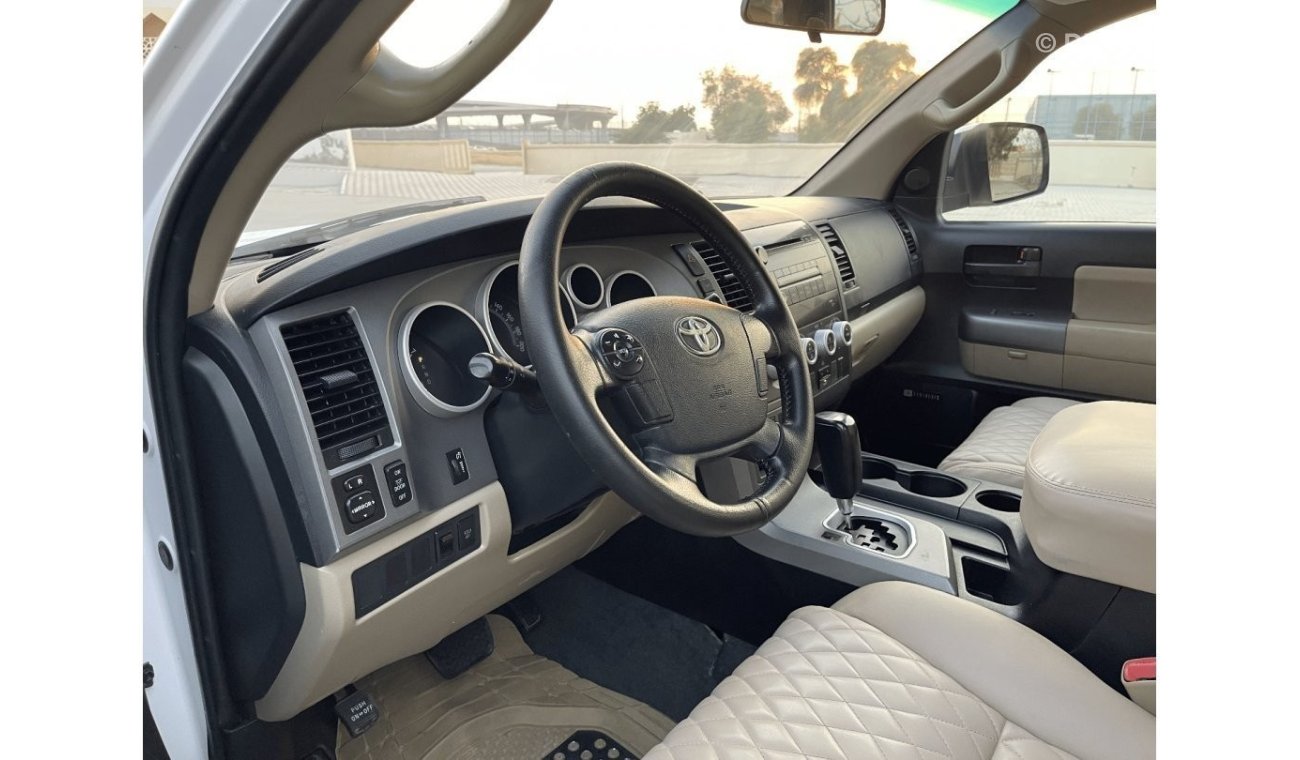 Toyota Sequoia Limited Toyota Sequoia   MODEL 2012  V8     L5,7   Excellent Condition (GCC  _ SPEC) - VERY GOOD CON