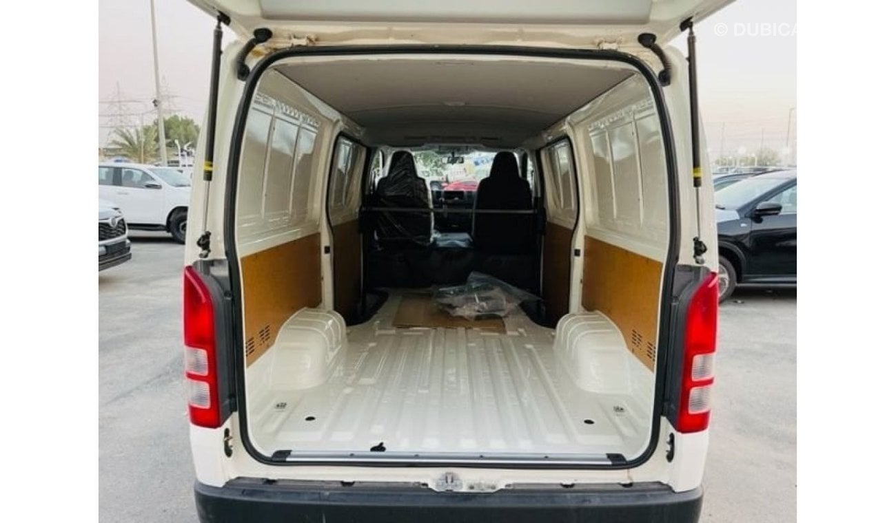 Toyota Hiace 2.5L CARGO STD ROOF