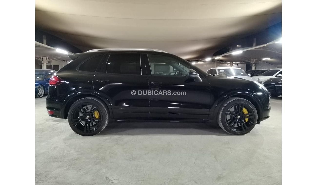 Porsche Cayenne Turbo 4.8L (500 HP) , WITH PORSCHE CARBON CERAMIC BRAKES, CARBON INTERIOR AND MORE…