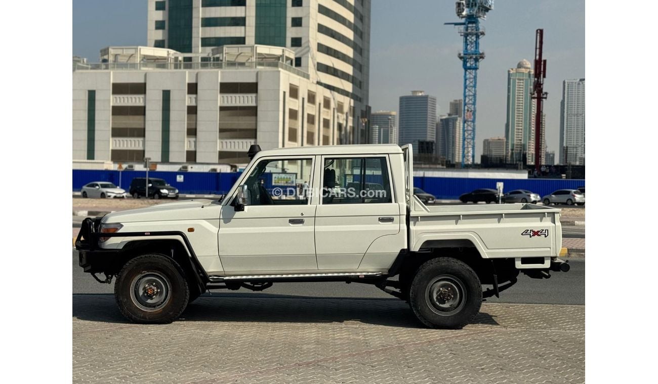 تويوتا لاند كروزر بيك آب Toyota landcruise pickup 2014 Model v8 Diesel Transmission. Automatic Interior Black 5 seater 4 Door