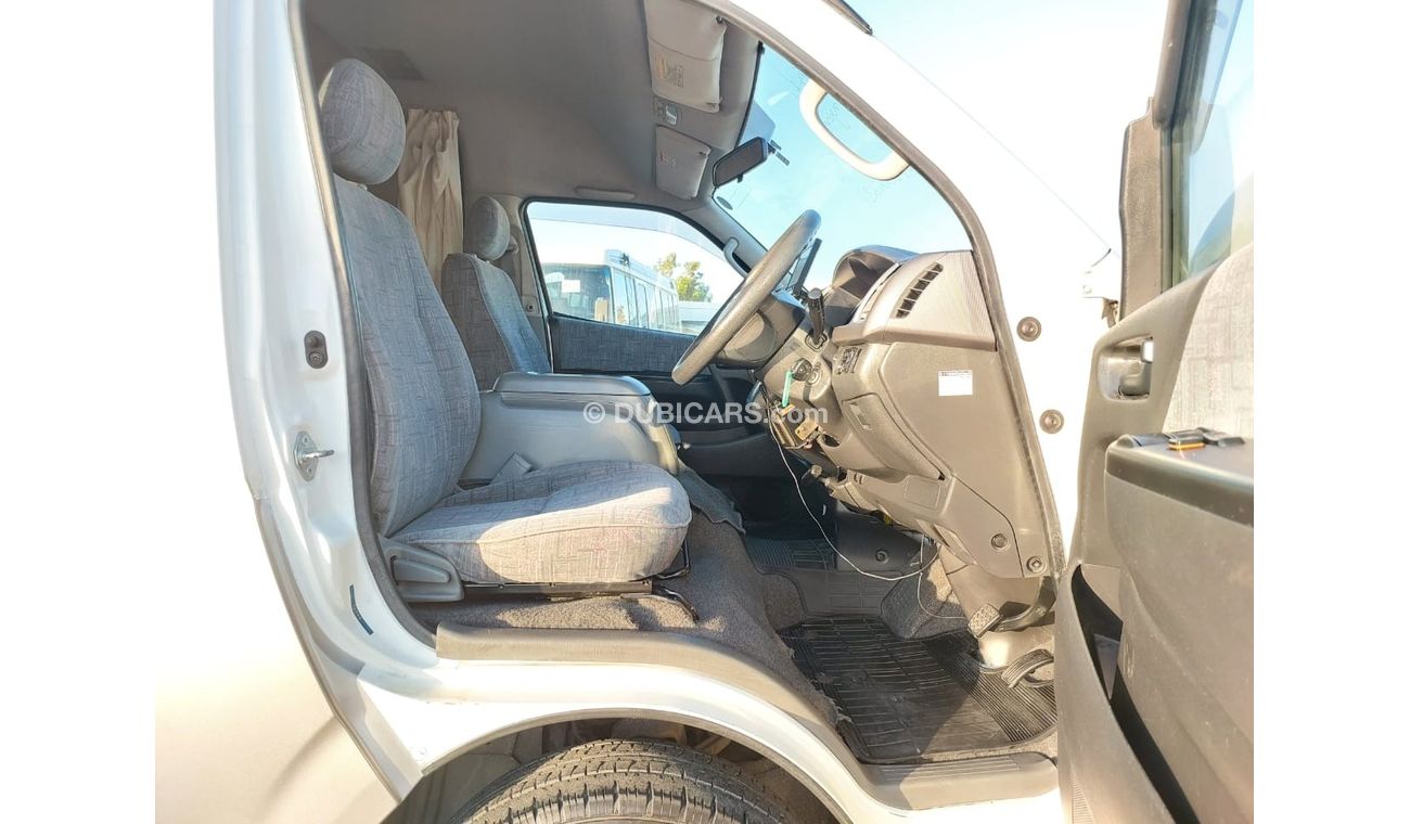 تويوتا هاياس TOYOTA HIACE COMMUTER VAN RIGHT HAND DRIVE(PM01634)