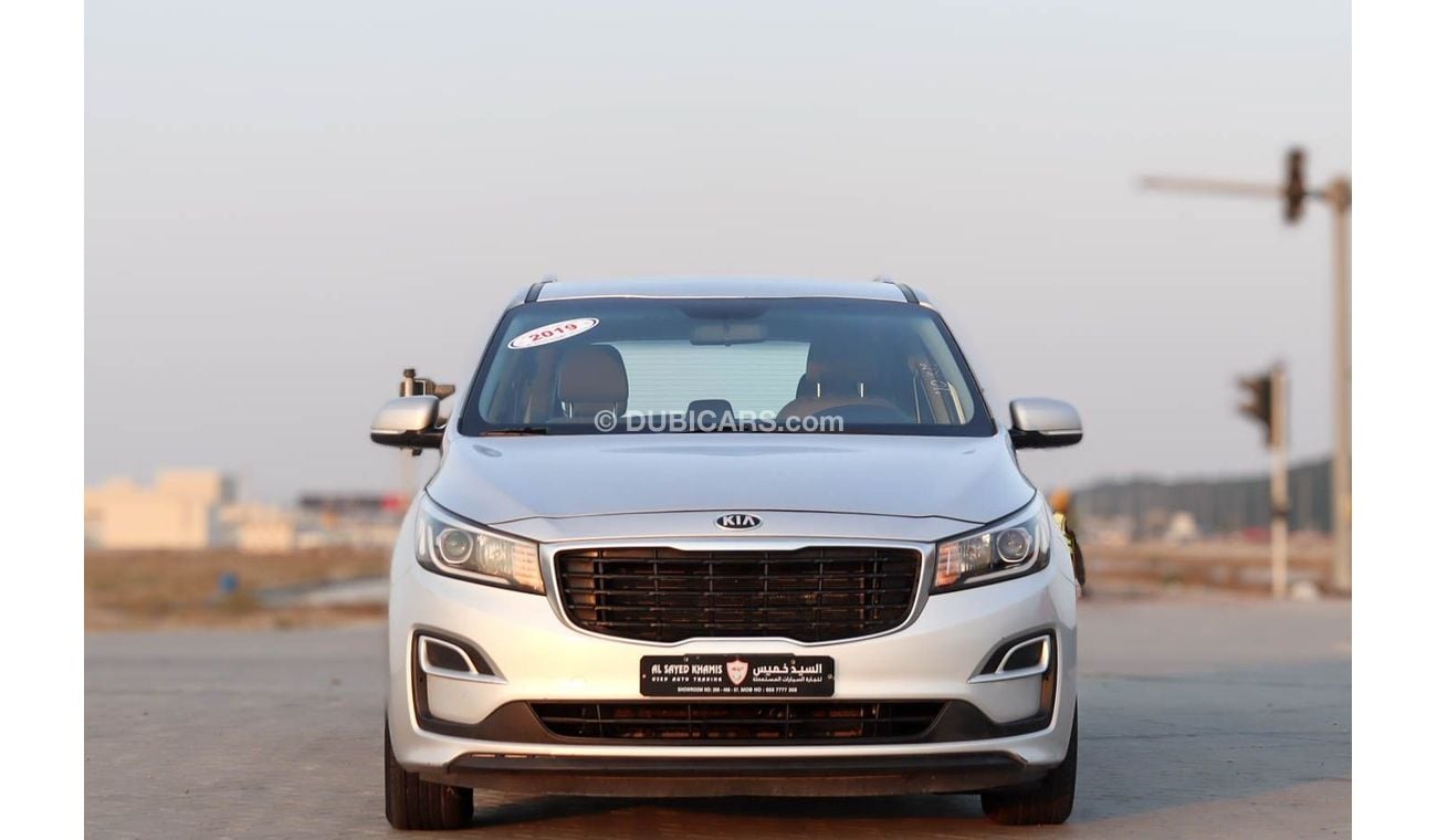 كيا كارنيفال EX 3.3L kia carnival 2019 GCC accident free in excellent condition 1025 p.m