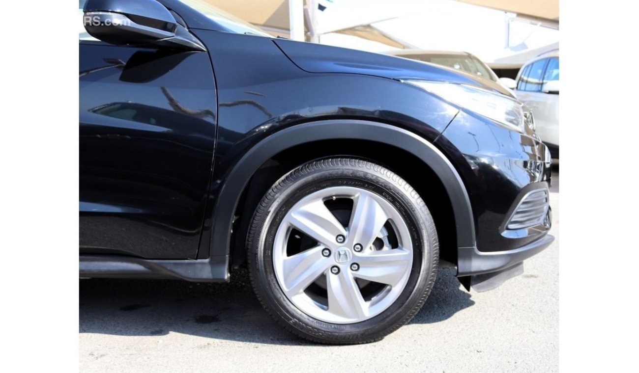 Honda HRV EX ACCIDENTS FREE - ORIGINAL PAINT - GCC - PERFECT CONDTION INSIDE OUT - MID OPTION