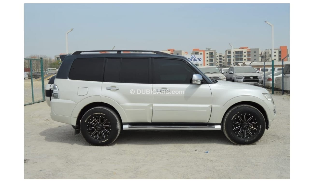 Mitsubishi Pajero Full option clean car