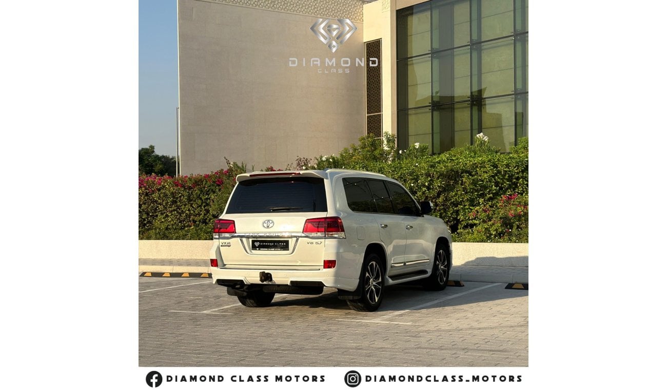 تويوتا لاند كروزر Toyota Land Cruiser VXR Full option  GCC  Under Warranty  Full Service History