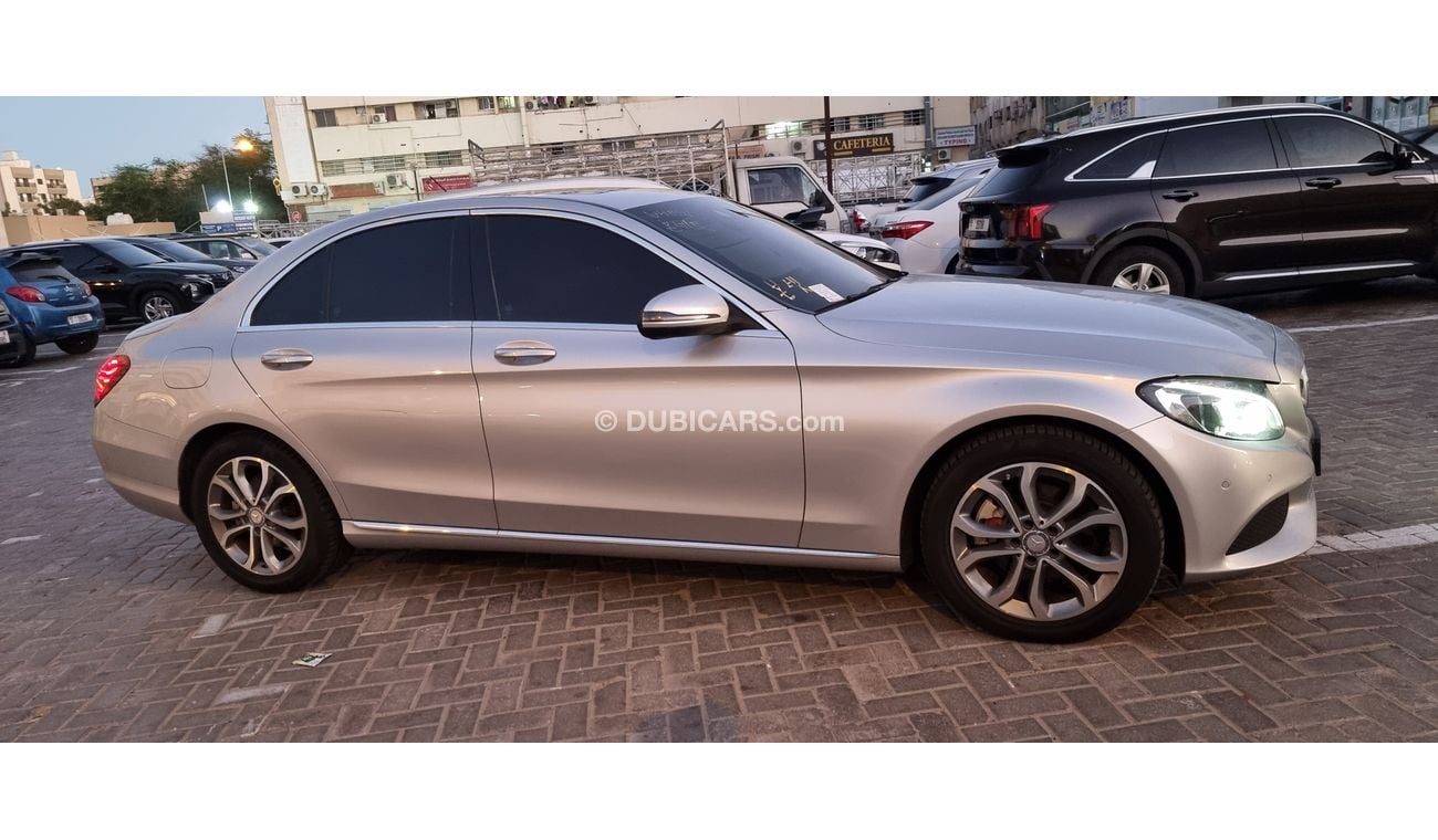 مرسيدس بنز C200 C-Class Low KMs, Never repaired.