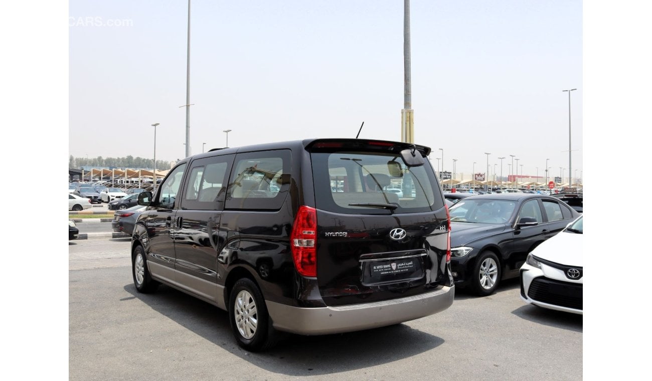 Hyundai H-1 Mid ACCIDENTS FREE - GCC - FULL OPTION - SUNROOF - AUTOMATIC GEAR - PERFECT INSIDE OUT