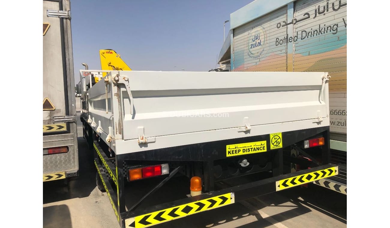 Mitsubishi Canter Mitsubishi Fuso 7 ton truck With 4 Ton Crane,model:2017. only done 15000 km