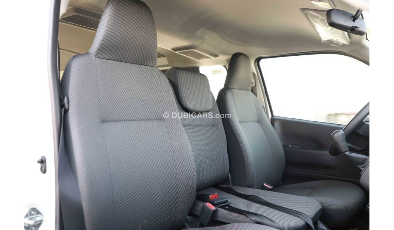 تويوتا هاياس 2024 Toyota Hiace 2.5 15str Standard Roof - أبيض من الداخل رمادي داكن | للتصدير فقط