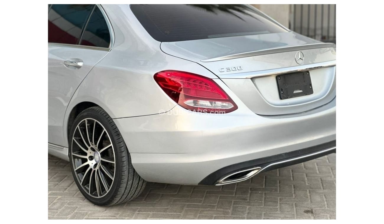 مرسيدس بنز C 300 لاكجري