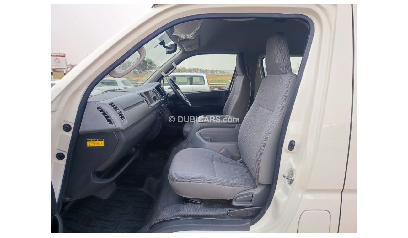 تويوتا هاياس TRH228-0001018 ||  TOYOTA HIACE (VAN)	2005	WHITE	CC2700	PETROL	RHD	AUTO	|| EXPORT ONTY