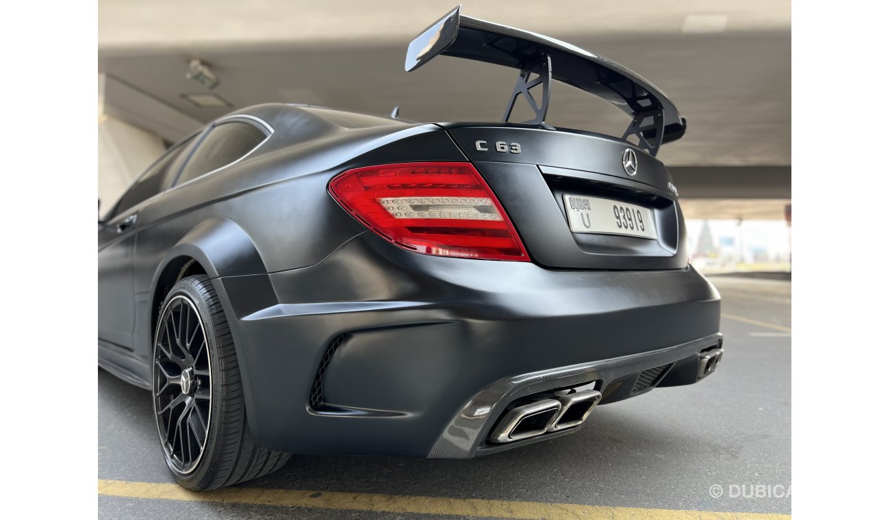 مرسيدس بنز C 63 كوبيه Black Series look