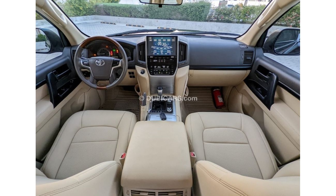 تويوتا لاند كروزر TOYOTA LAND CRUISER 2017 V6 GCC IN EXCELLENT CONDITION