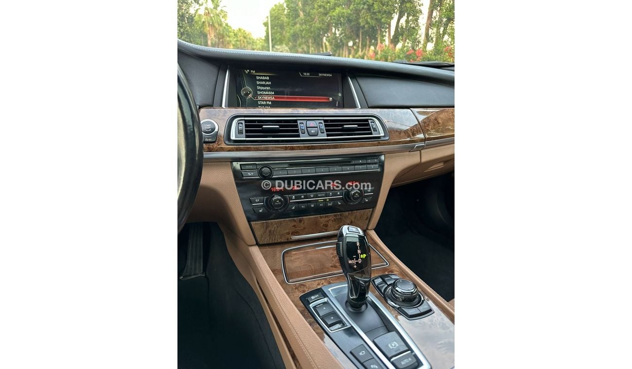 بي أم دبليو 750Li UAE Edition 4.4L - 2014 - GCC Specs - V8 - twin-turbo - 445 horsepower - Perfect Condition