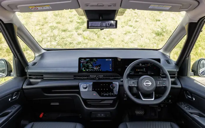 نيسان سيرينا interior - Cockpit