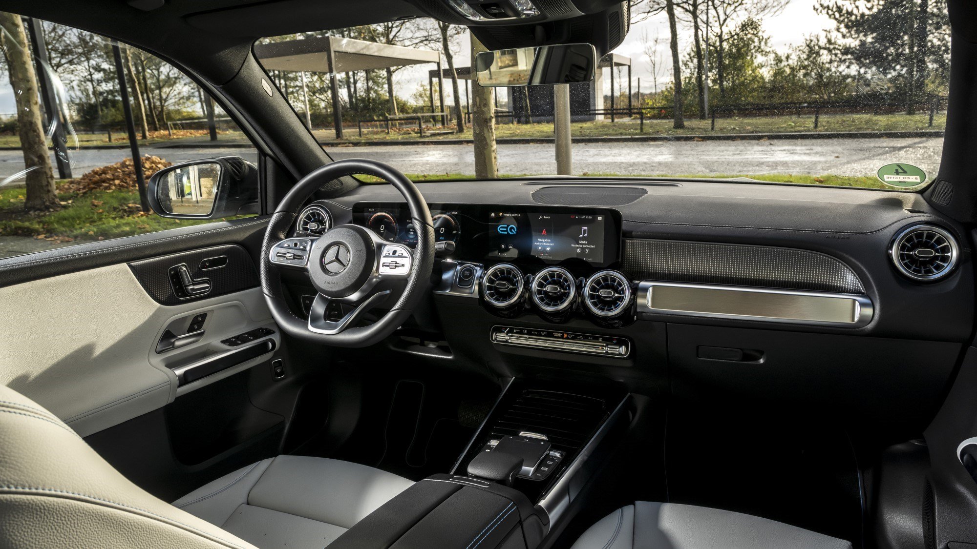 Mercedes-Benz EQB 350 SUV interior - Cocpkit