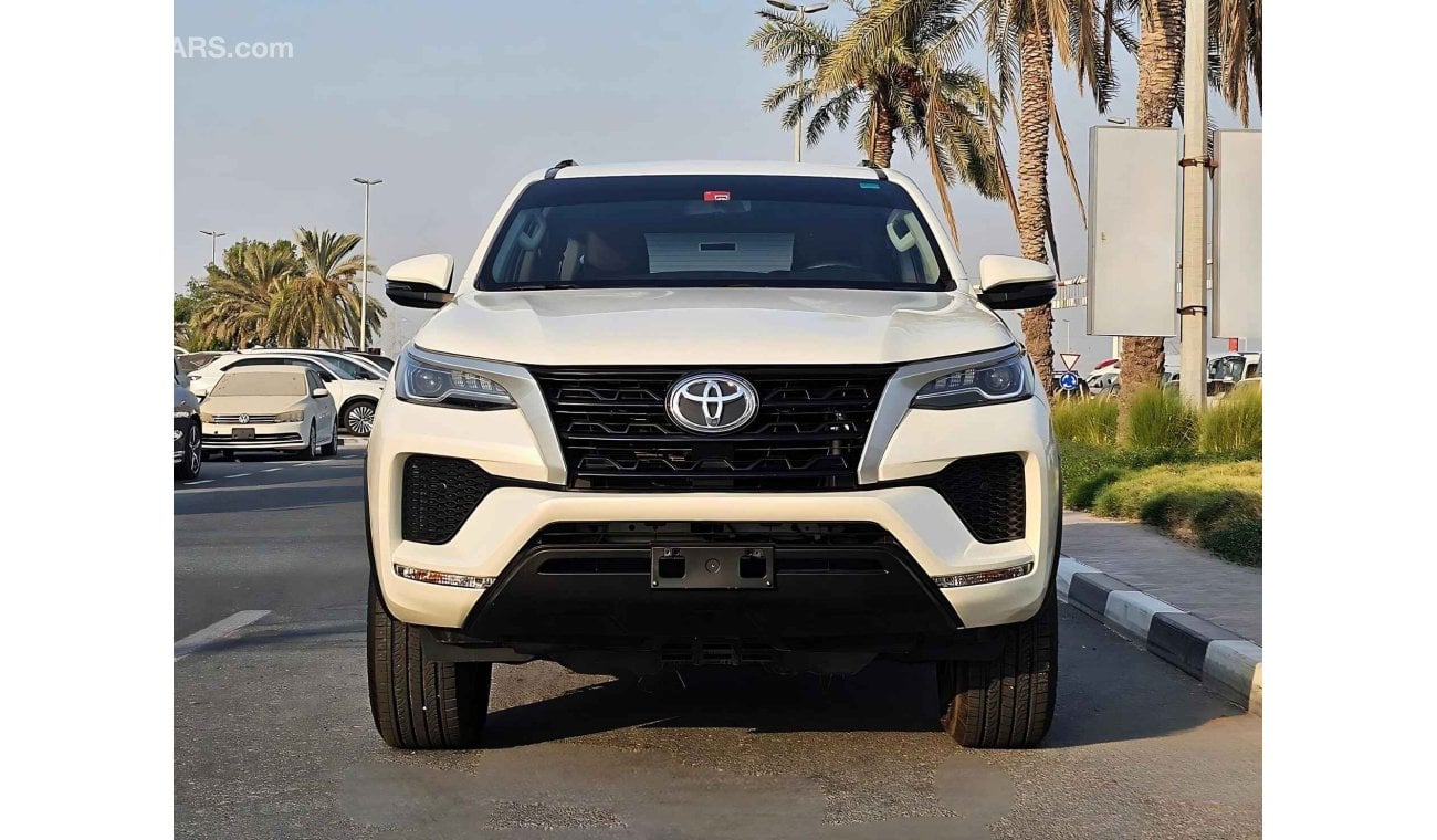 تويوتا فورتونر EXR V4 4WD/ GCC/ LEATHER SEATS/ LOW MILEAGE/ 1330 MONTHLY / LOT#11762