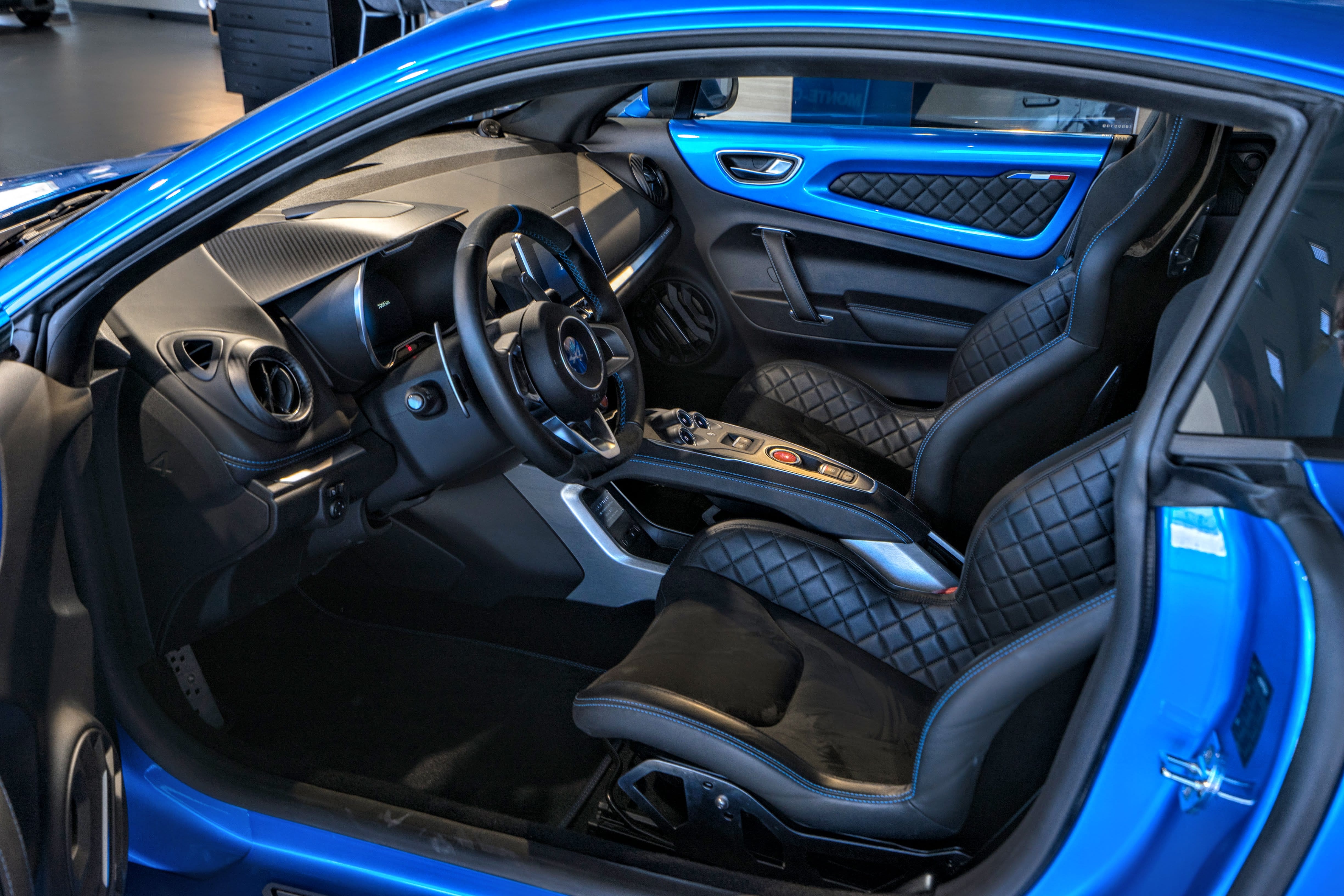 البين A110 interior - Seats