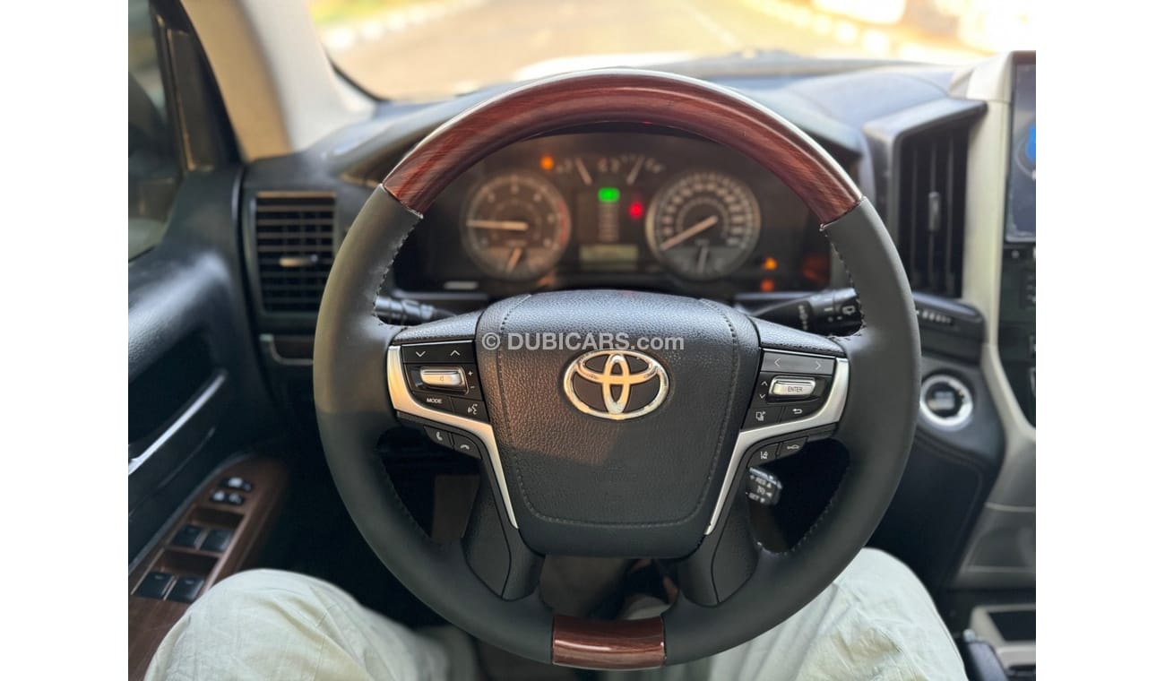 تويوتا لاند كروزر Toyota Land Cruiser 2018 GXR diesel v8 LHD full options