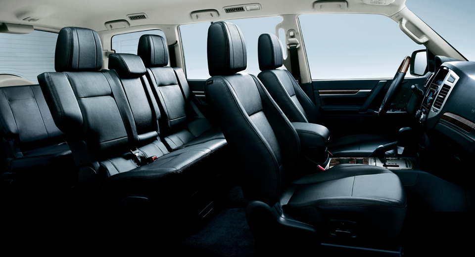Mitsubishi Pajero interior - Seats
